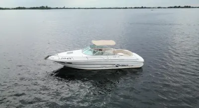 wit motorjacht op rustig water