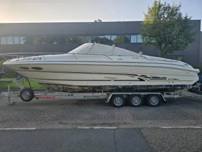 motorboot op trailer naast gebouw