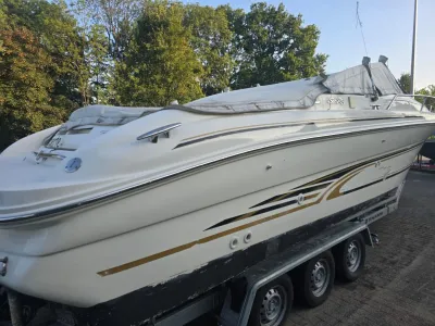 witte sportboot op trailer buiten