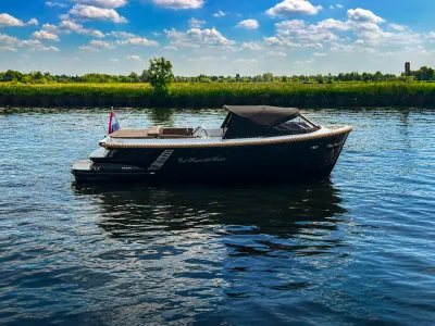 tender op water met cabrioletkap