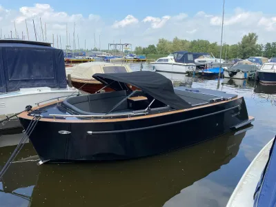 zwarte tender in jachthaven