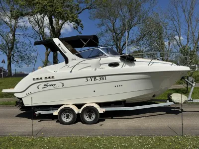 motorboot op trailer langs weg