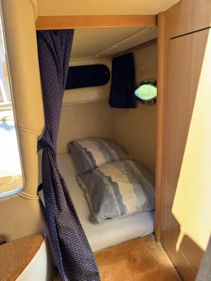 kajuitbed met kussens en patrijspoort