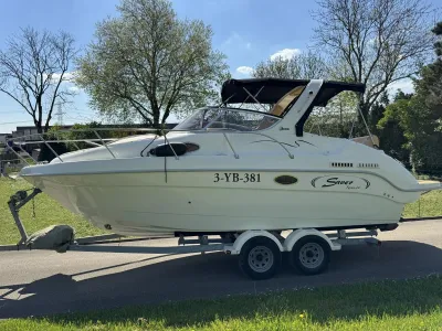 motorboot op trailer langs weg
