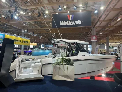 motorboot op botenbeurs in hal