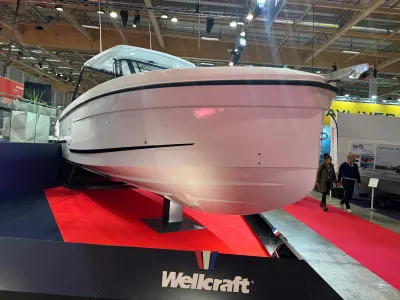 grote witte motorboot in showroom