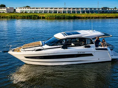 motorjacht op water met twee personen