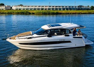 motorjacht op water met twee personen