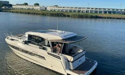 motorjacht op rivier bij woonwijk