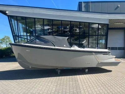 tenderboot op buitenterrein bij showroom