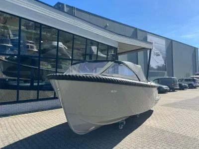 tender op trailer bij showroom