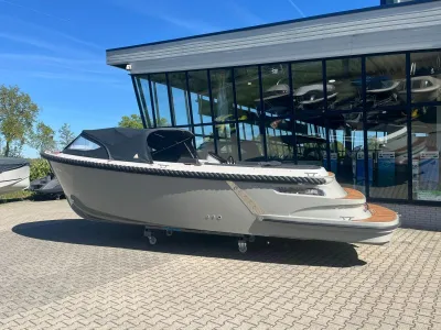 tender op parkeerplaats bij showroom