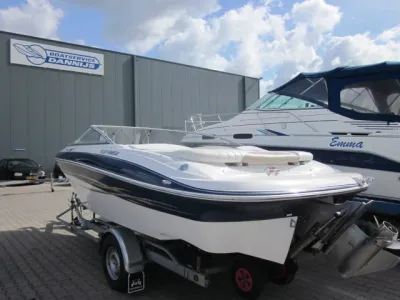 sportboot op trailer op terrein
