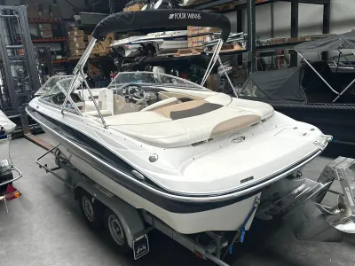sportboot op trailer in opslagruimte