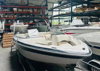 sportboot in binnenopslag