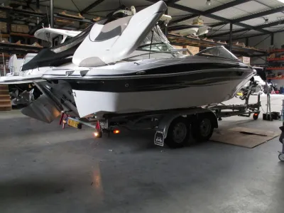 sportboot in opslaghal op trailer
