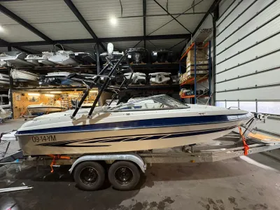 Bowrider op aanhanger in opslagruimte