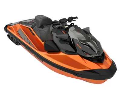 Oranje waterscooter op witte achtergrond