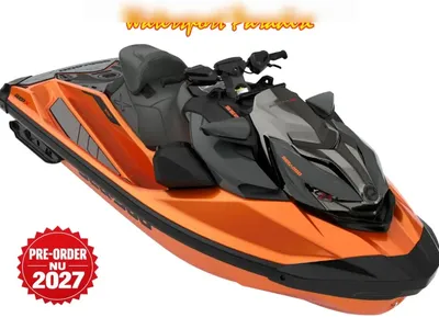 oranje waterscooter op witte achtergrond