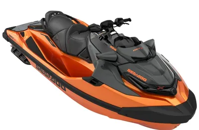 oranje waterscooter op witte achtergrond