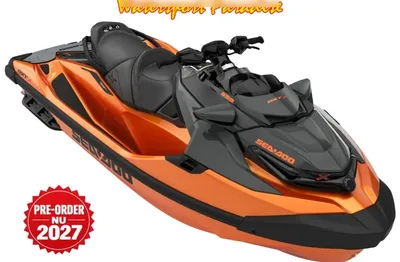 oranje waterscooter op witte achtergrond