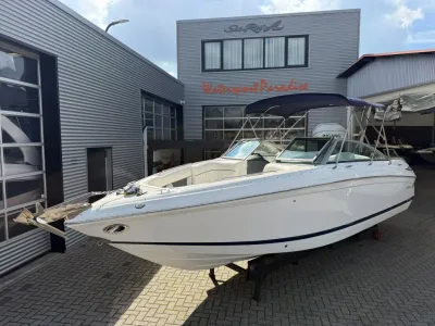 witte motorboot op land bij showroom