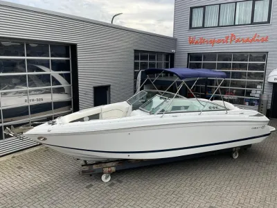 witte sportboot op drager voor bedrijfsgebouw