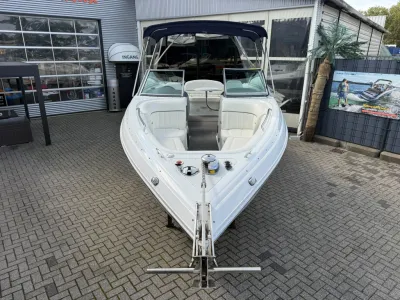 wit sportboot boeg op parkeerterrein