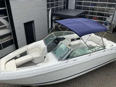 witte sportboot met biminidak en zitplaatsen