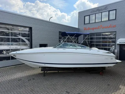 sportboot op bok voor bedrijfsgebouw