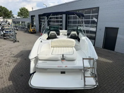 achteraanzicht van witte sportboot op kade