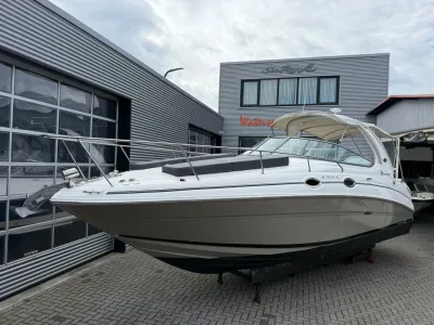 sportcruiser buiten voor bedrijfsgebouw