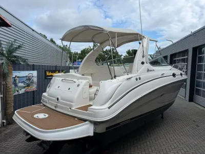 motorboot buiten bij showroom op trailer