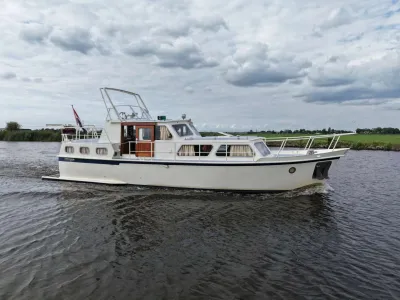 stalen motorkruiser op water met bewolkte lucht