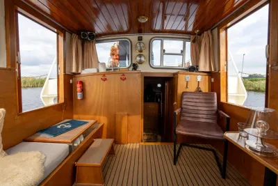 interieur van houten motorjacht met salon