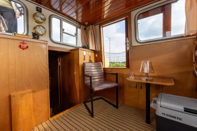 interieur van houten motorjacht met stoel