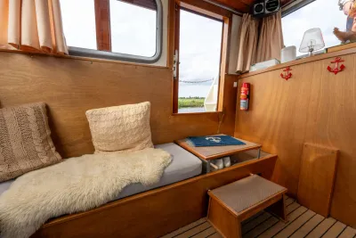 interieur van motorjacht met zitgedeelte