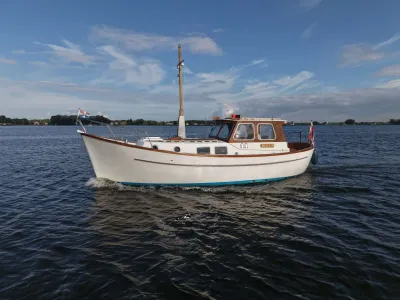 klassieke motorboot op water