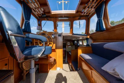 interieur van houten stuurhut met stoel