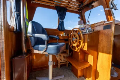 stuurhuisinterieur met stoel en houten stuur