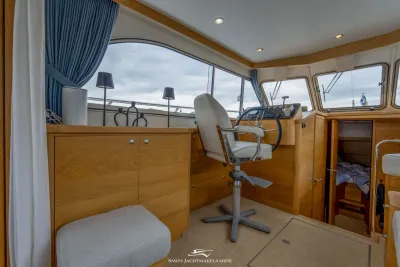 interieur met stuurstand en zithoek