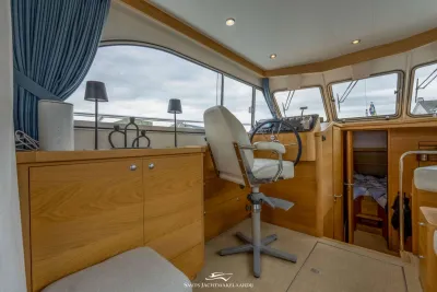 interieur stuurhuis met stoel en kast