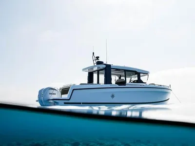 zijaanzicht van een motorboot op zee