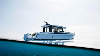 zijaanzicht van een motorboot op zee