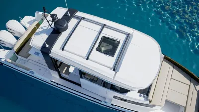 witte sportcruiser met gesloten stuurhut