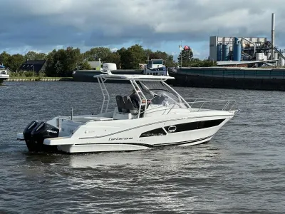 witte sportboot op rivier