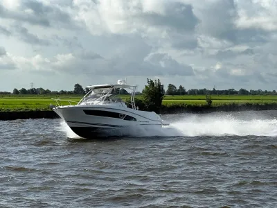 motorboot vaart op water met grasland op achtergrond