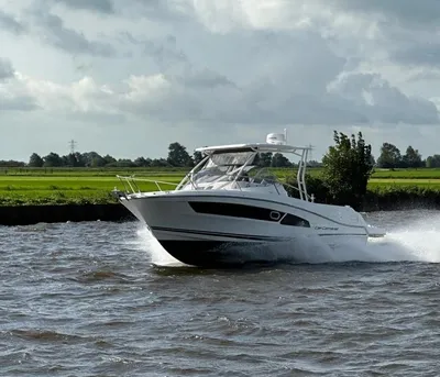 motorboot varend op kanaal