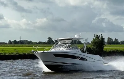 motorboot varend op water