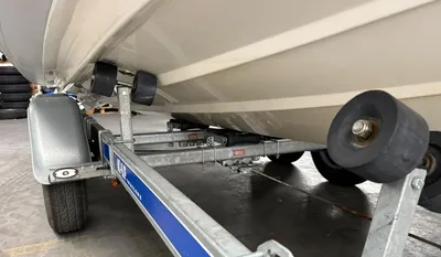 onderzijde boot en trailer in loods